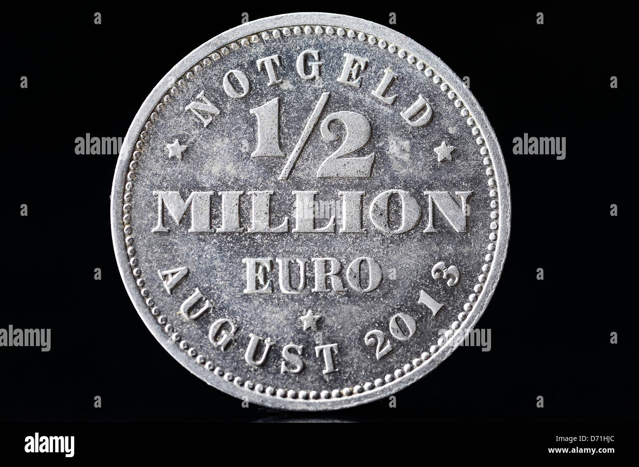 Münze mit Etikett 1/2 million Euro, symbolische Foto Inflation im Euro-Raum Stockfoto