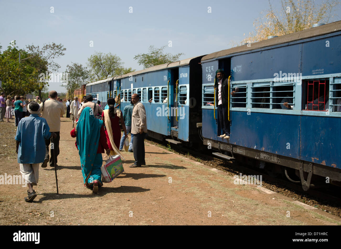 Diesel bespannte Personenzug, Passagiere aussteigen, Gangatola Station, Schmalspur, Madhya Pradesh, Indien Stockfoto