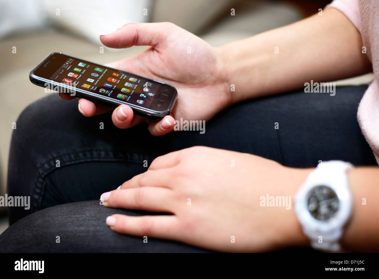 Frau hält Smartphone in der hand Stockfoto