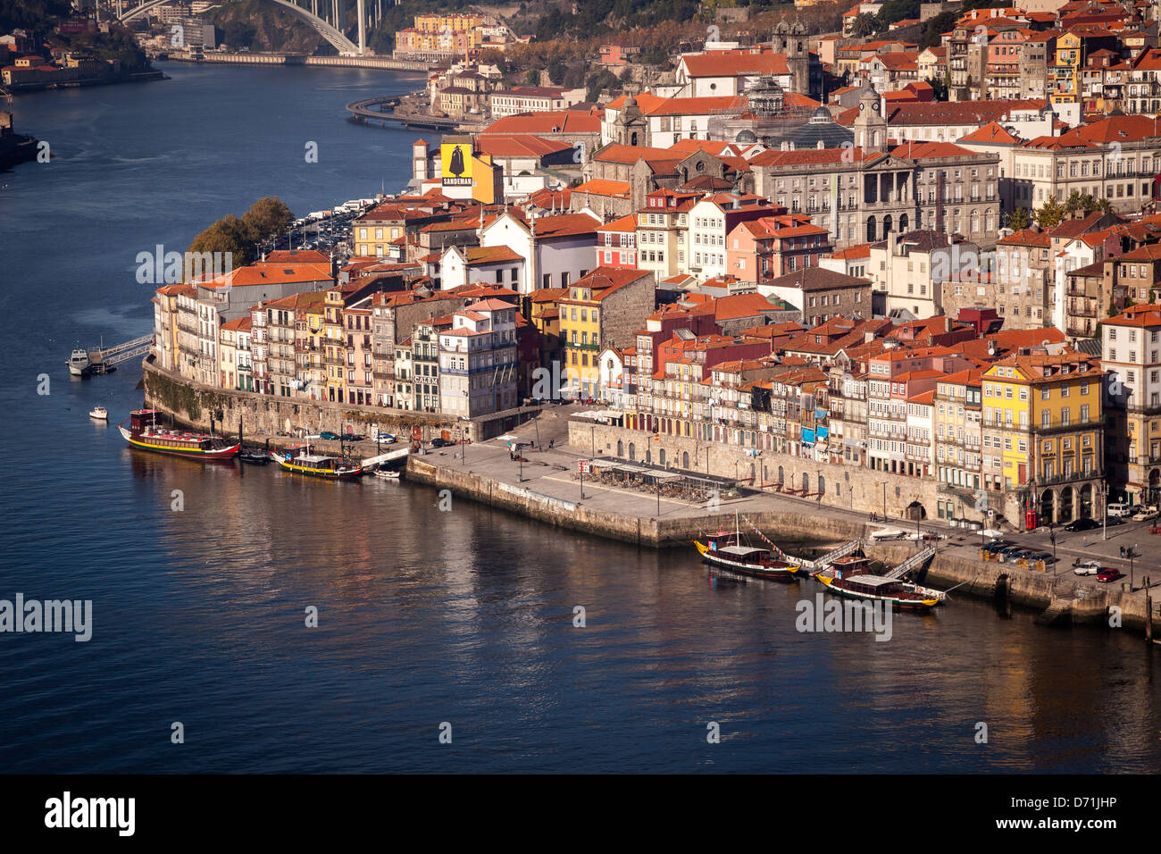OPORTO, PORTO, PORTUGAL, EINE ANSICHT MIT DOURO-FLUSS Stockfoto