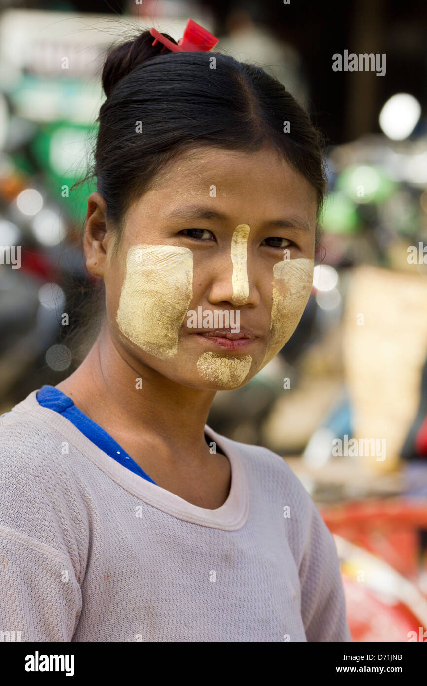 Junge Frau mit Thanaka Make-up in Nyaung Oo Markt in Bagan, Myanmar Stockfoto