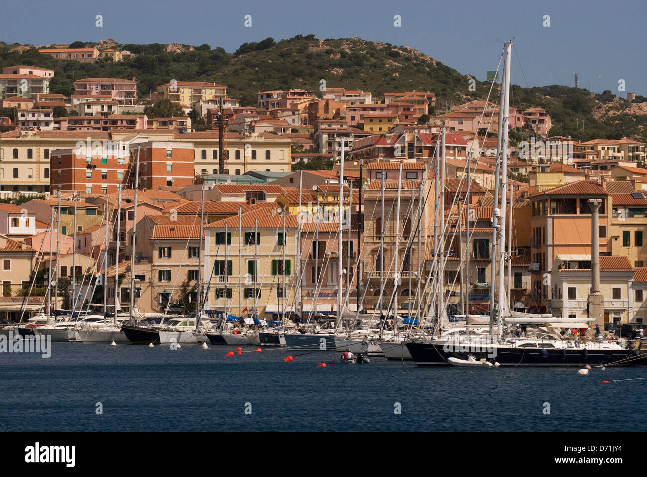 Häuser und Yachten in den touristischen Hafen Cala Gavetta auf La Maddalena Insel, Region Gallura, Olbia Tempio, Sardinien, Italien Stockfoto