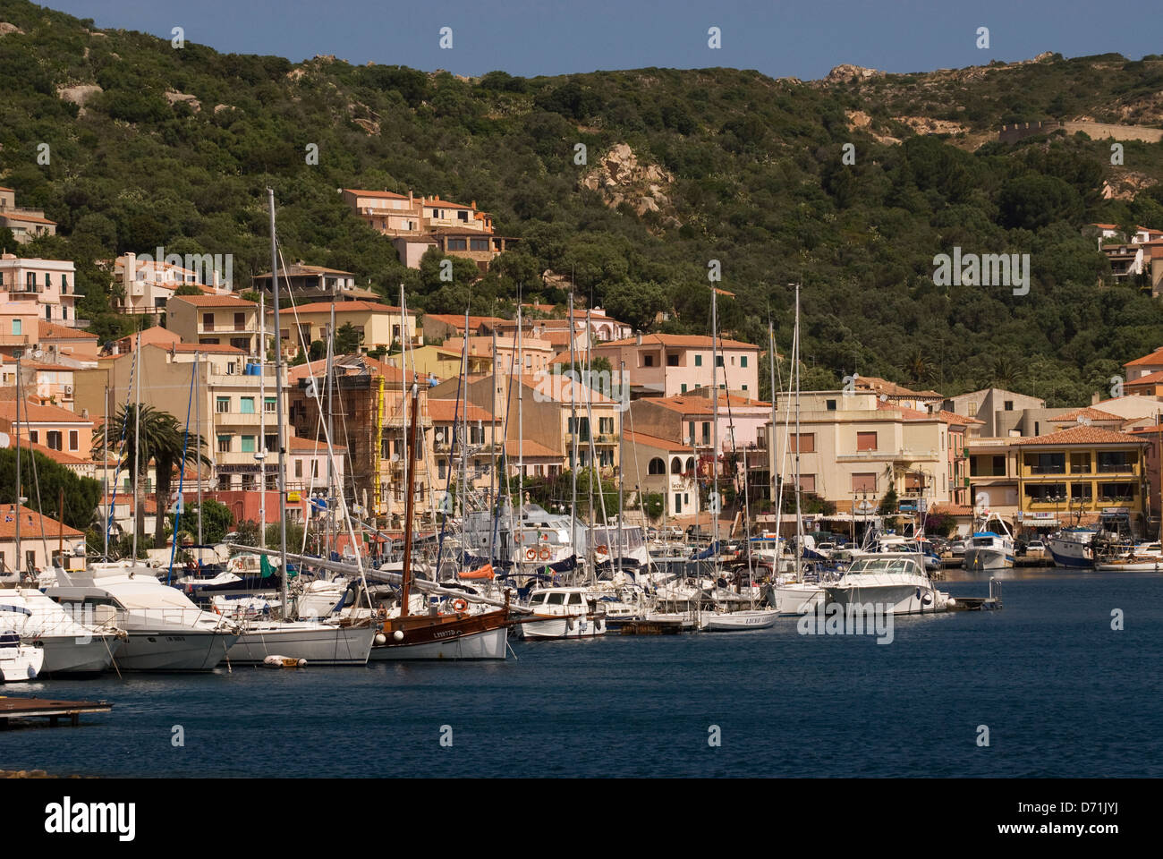 Häuser und Yachten in den touristischen Hafen Cala Gavetta auf La Maddalena Insel, Region Gallura, Olbia Tempio, Sardinien, Italien Stockfoto