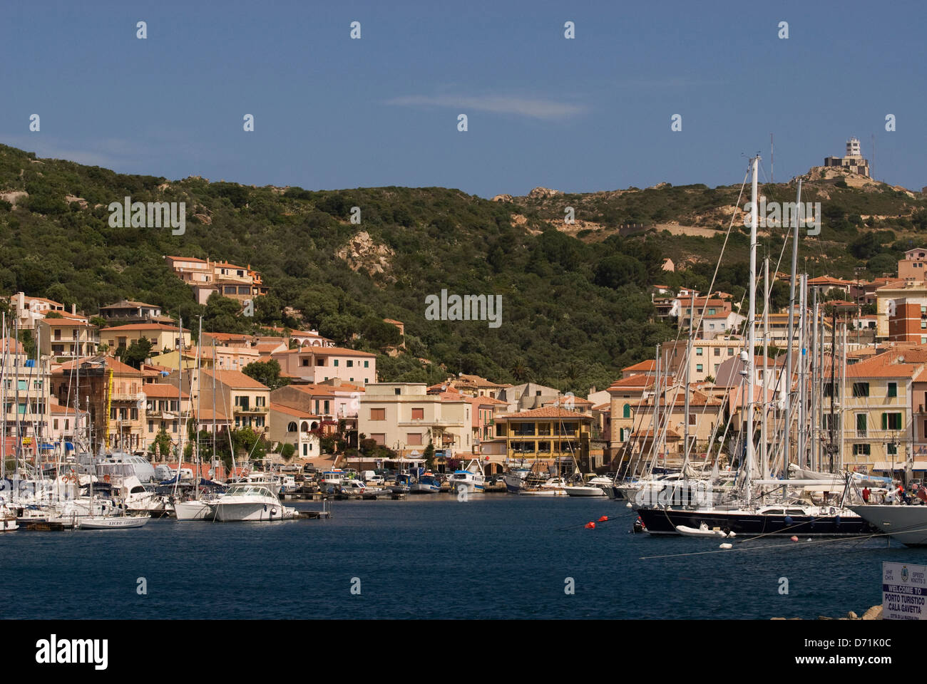 Häuser und Yachten in den touristischen Hafen Cala Gavetta auf La Maddalena Insel, Region Gallura, Olbia Tempio, Sardinien, Italien Stockfoto