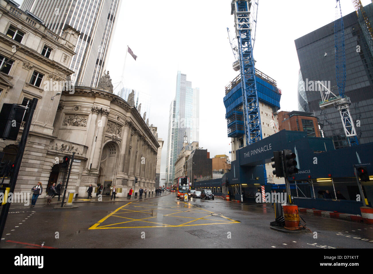 Auf der Suche nach unten Bishopsgate, London.  Gibson Hall, Tower 42, Heron-Tower und der Höhepunkt. Stockfoto