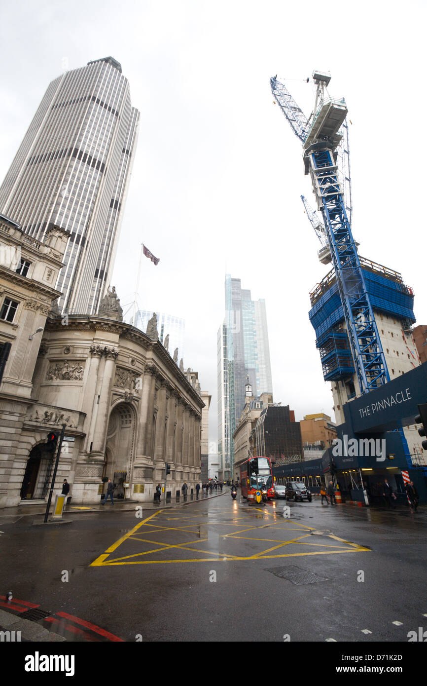 Auf der Suche nach unten Bishopsgate, London. Gibson Hall, Tower 42, Heron-Tower und der Pinnacle-Baustelle Stockfoto