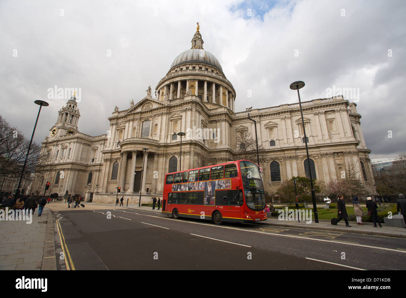 Roten Doppeldecker-Bus außerhalb St Pauls Cathedral, London Stockfoto