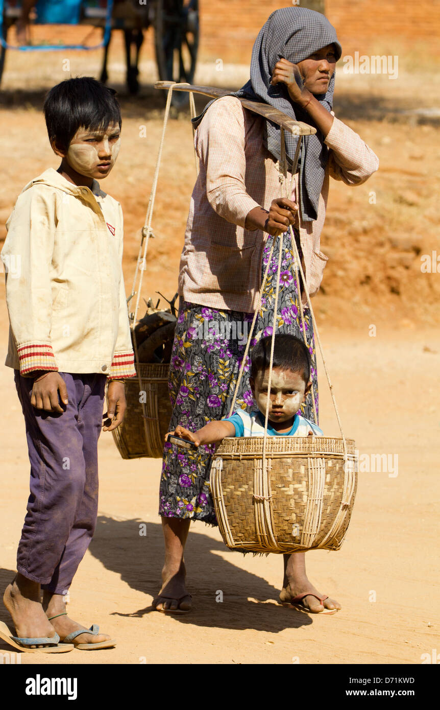 Neuartige Familie Transport in Bagan, Myanmar 2 Stockfoto