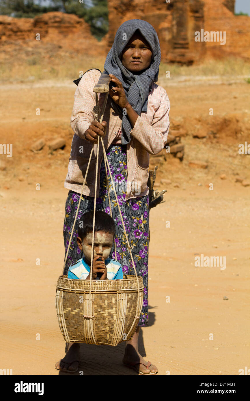 Neuartige Familie Transport in Bagan, Myanmar 4 Stockfoto