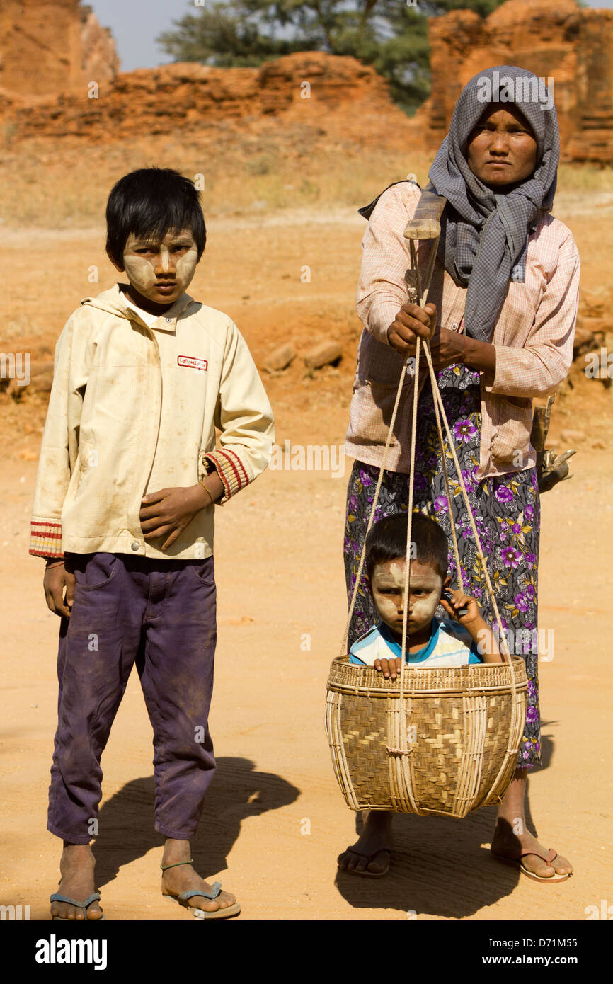 Neuartige Familie Transport in Bagan, Myanmar Stockfoto