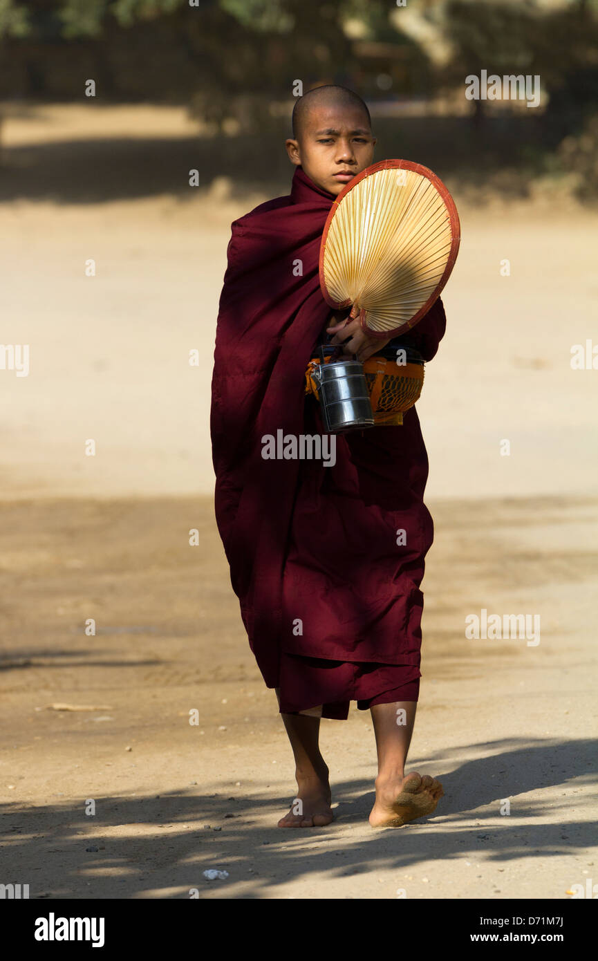 Novize mit Ventilator, Lunchbox und Sammlung Schüssel in Bagan, Myanmar 3 Stockfoto