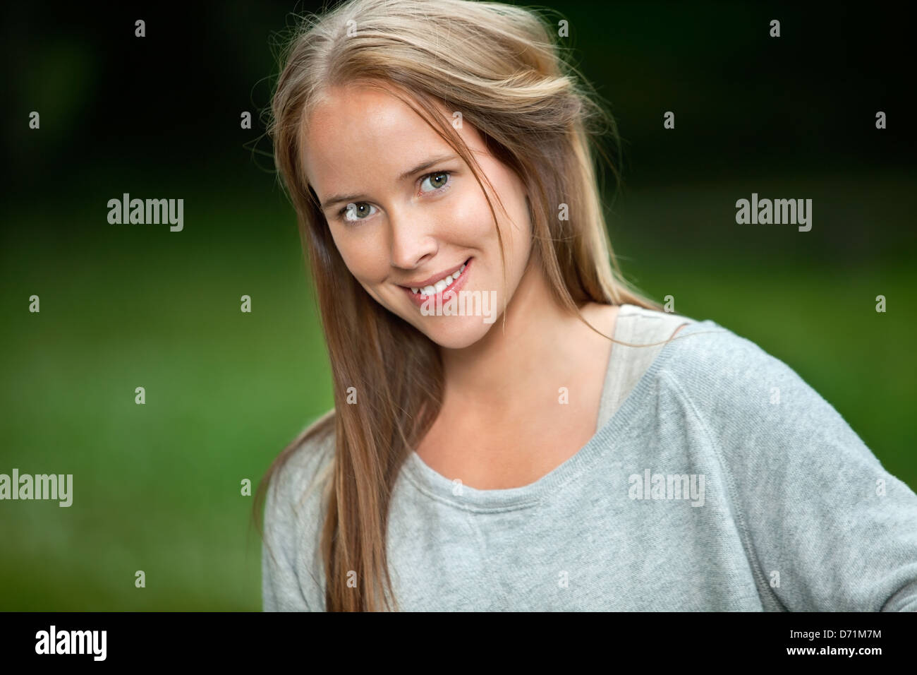 Nette Frau lächelt Stockfoto
