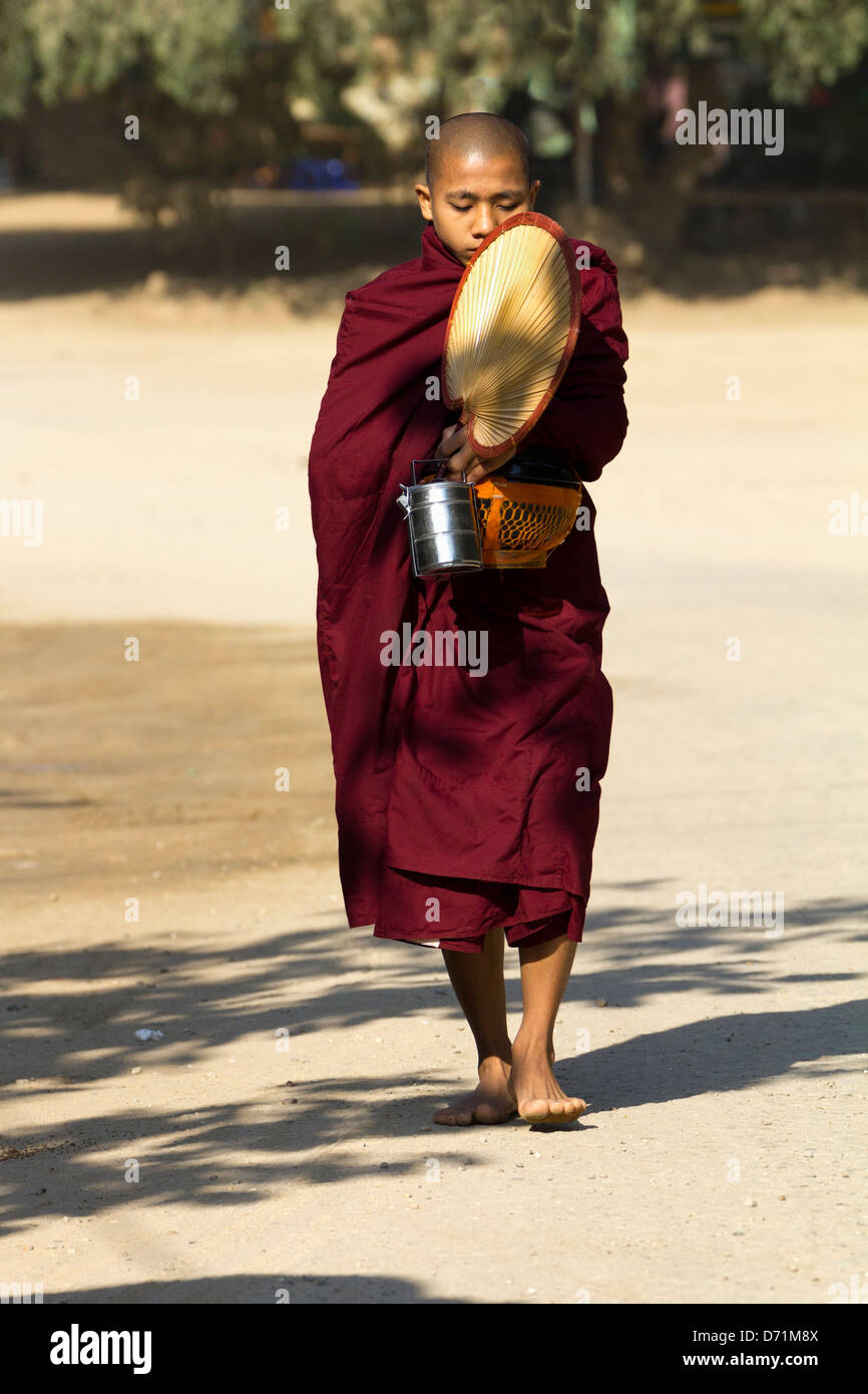 Novize mit Ventilator, Lunchbox und Sammlung Schüssel in Bagan, Myanmar 2 Stockfoto