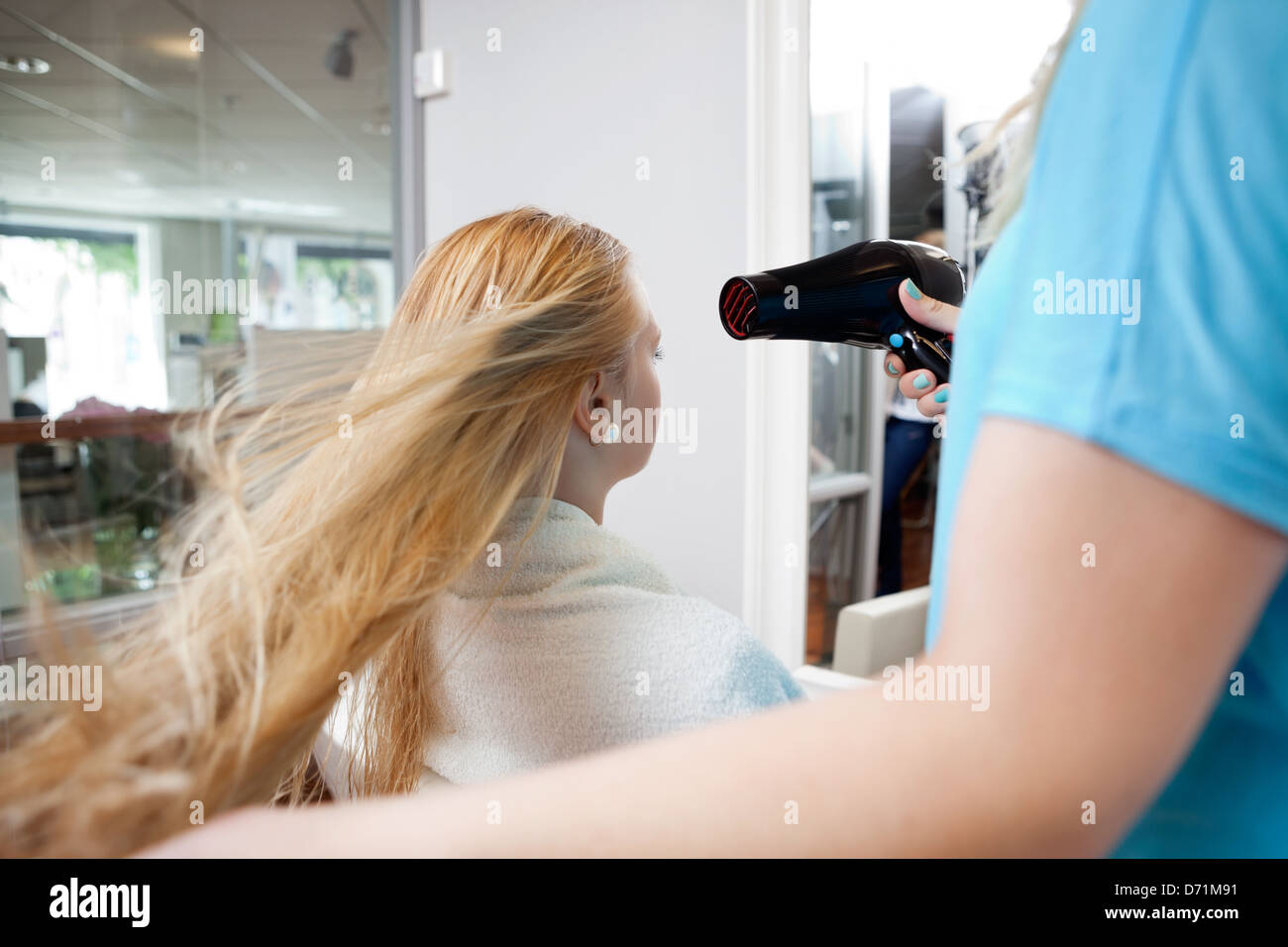 Schlag trocknen Haare Stockfoto