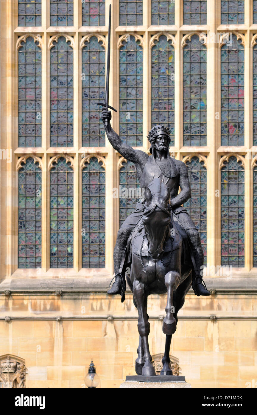 London, Großbritannien. Palace of Westminster / Houses of Parliament - Statue (1860 - Baron Marochetti) von Richard I. / Löwenherz (1157-99) im Alten Palasthof Stockfoto