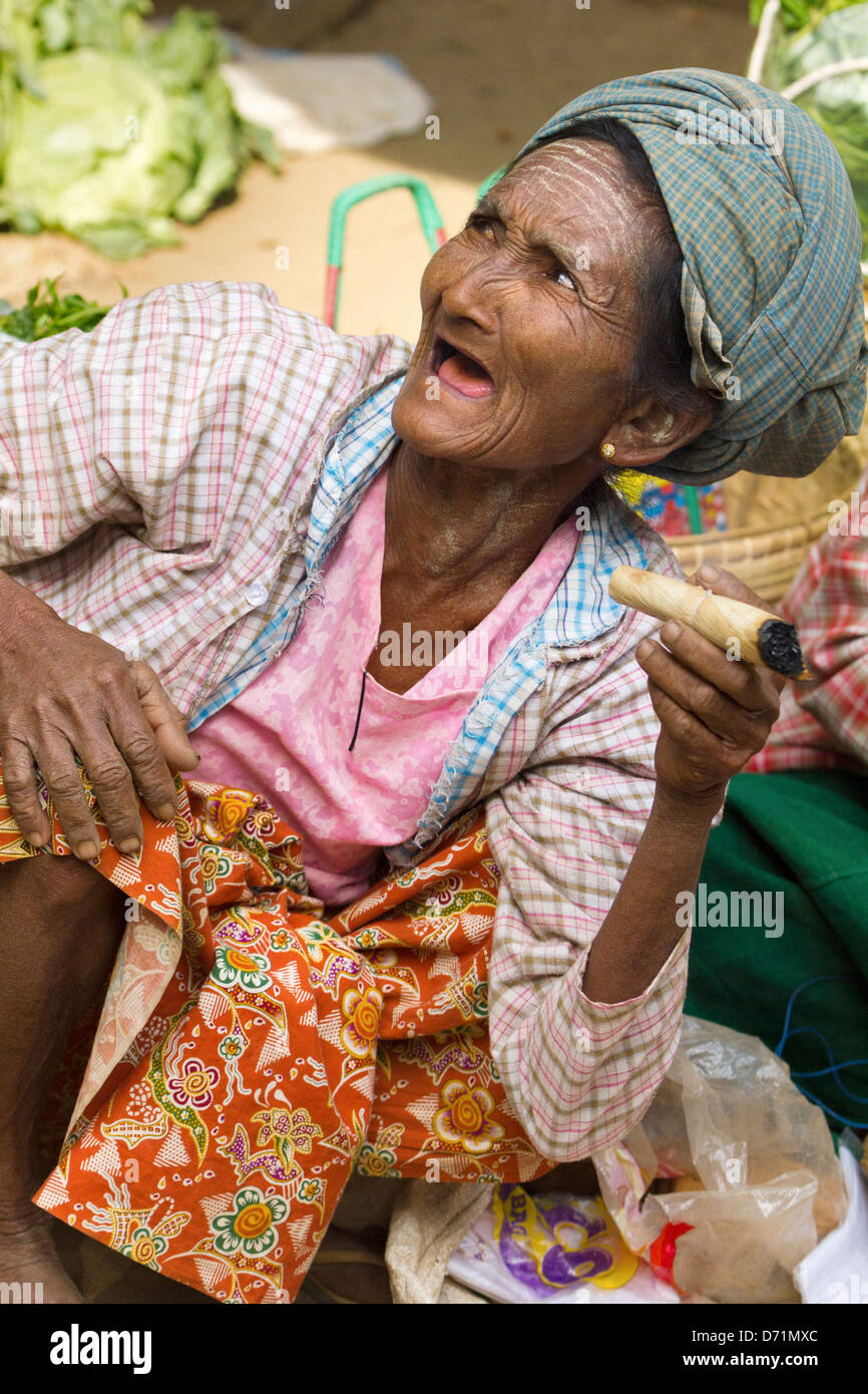 Alte Frau mit unverschämten Zigarre in Nyaung Oo Markt in Bagan, Myanmar 2 Stockfoto