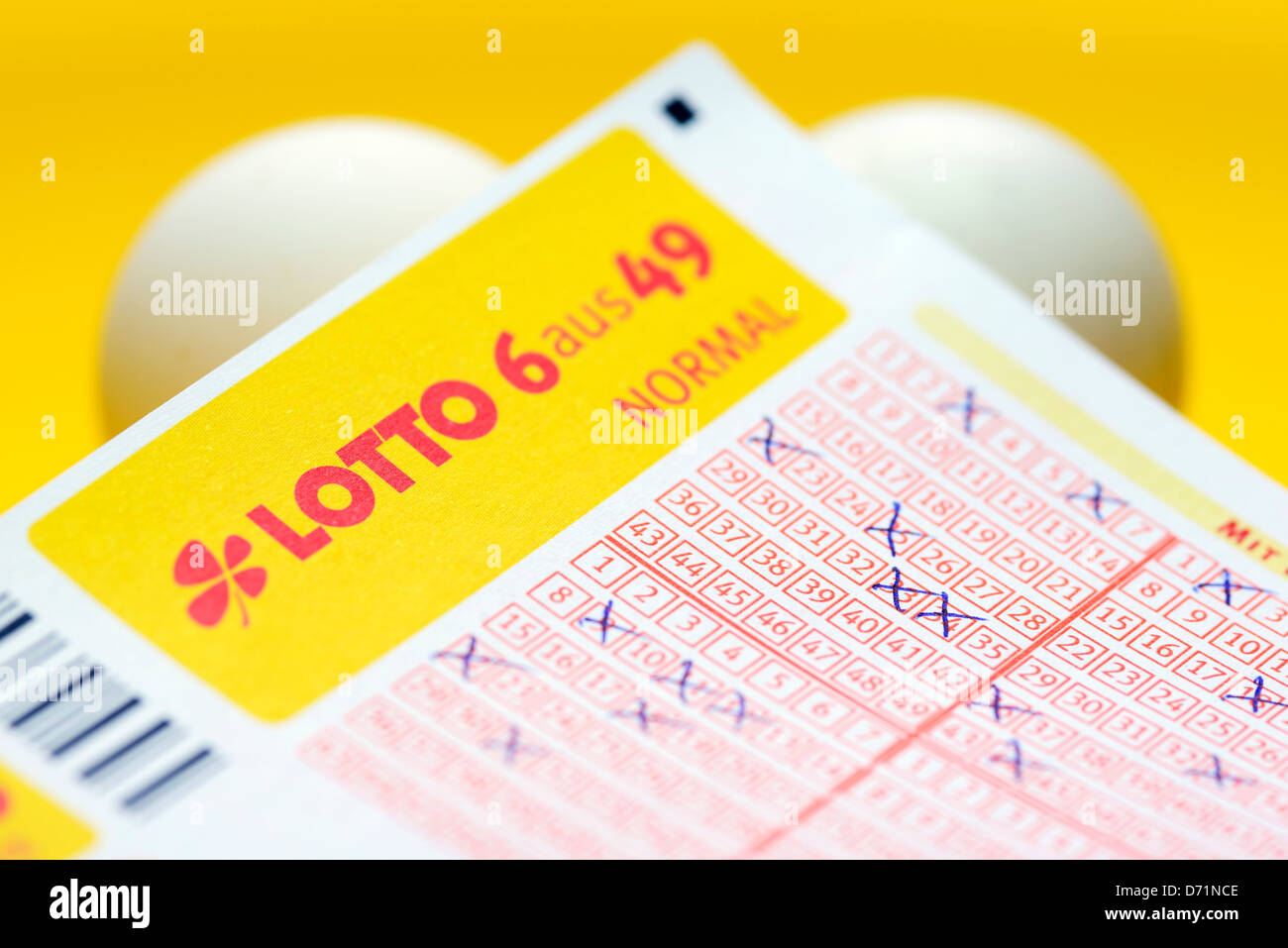 Lotto-Coupon und Lotto-Kugeln, Zusammenbruch mit Zeichnung der Lotterie-Gewinnzahlen Stockfoto