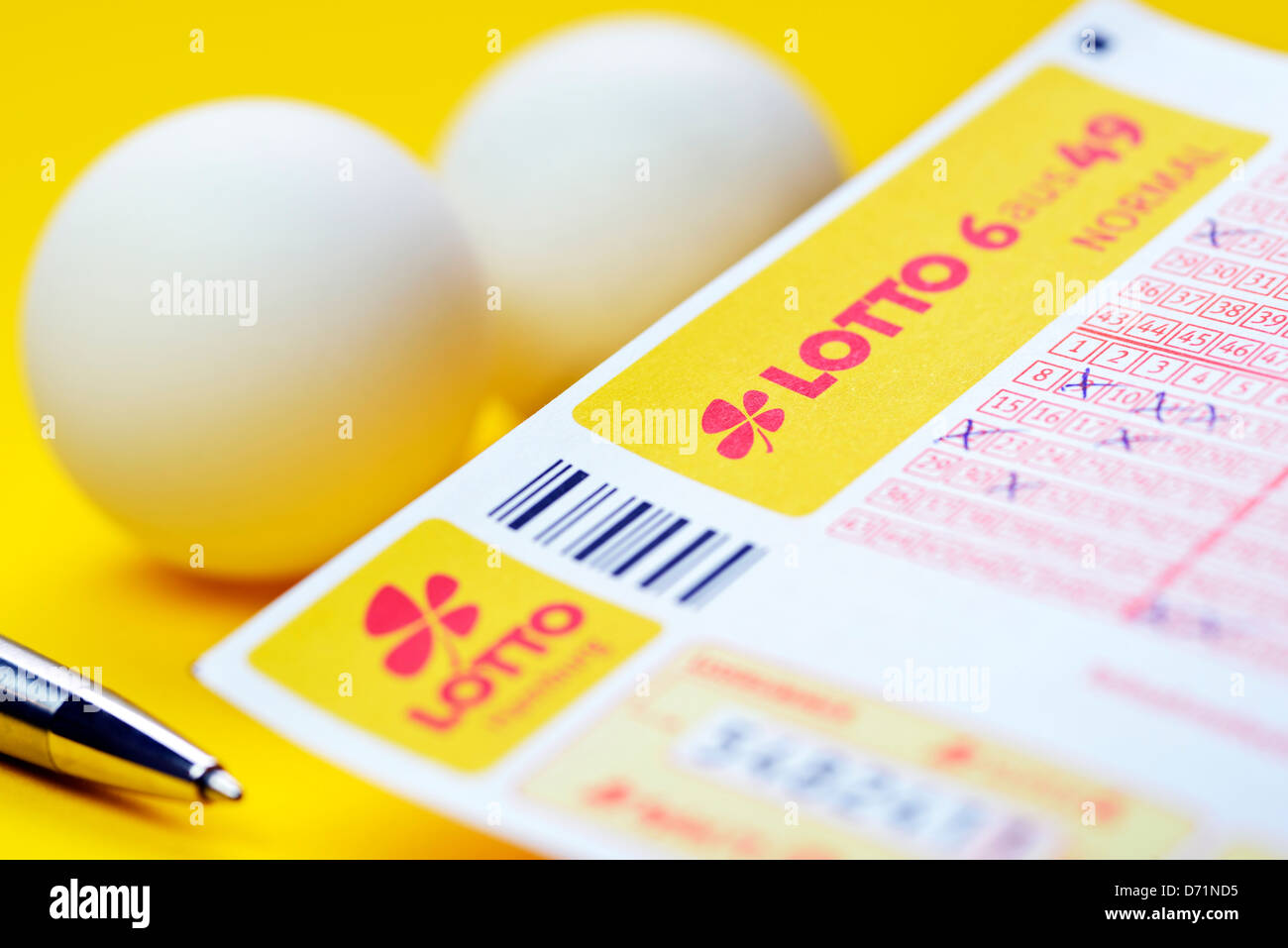 Lotto-Coupon und Lotto-Kugeln, Zusammenbruch mit Zeichnung der Lotterie-Gewinnzahlen Stockfoto