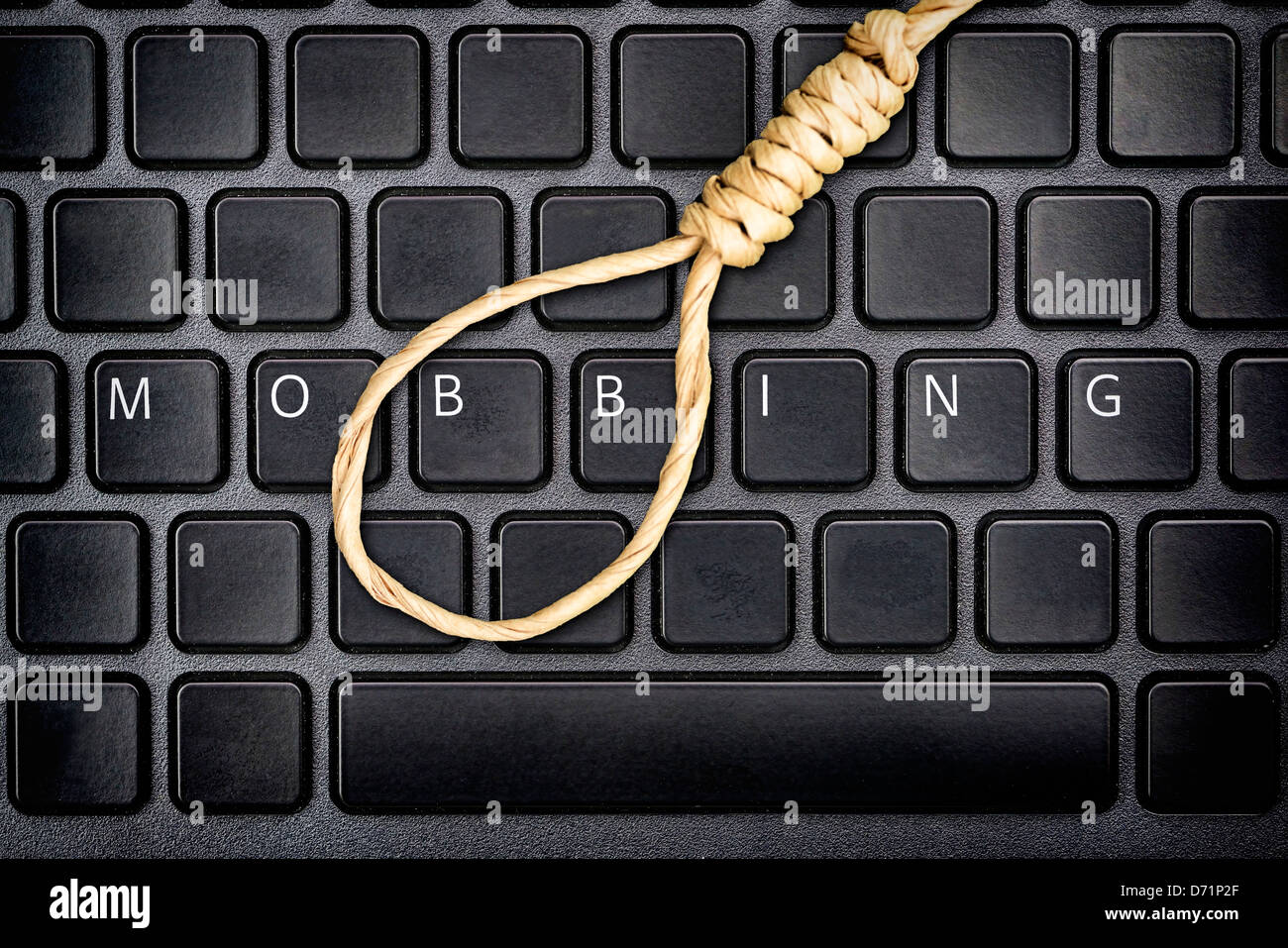 Das Wort Mobbing auf einer Computer-Tastatur und Galgen Vogel, Online-Belästigung Stockfoto