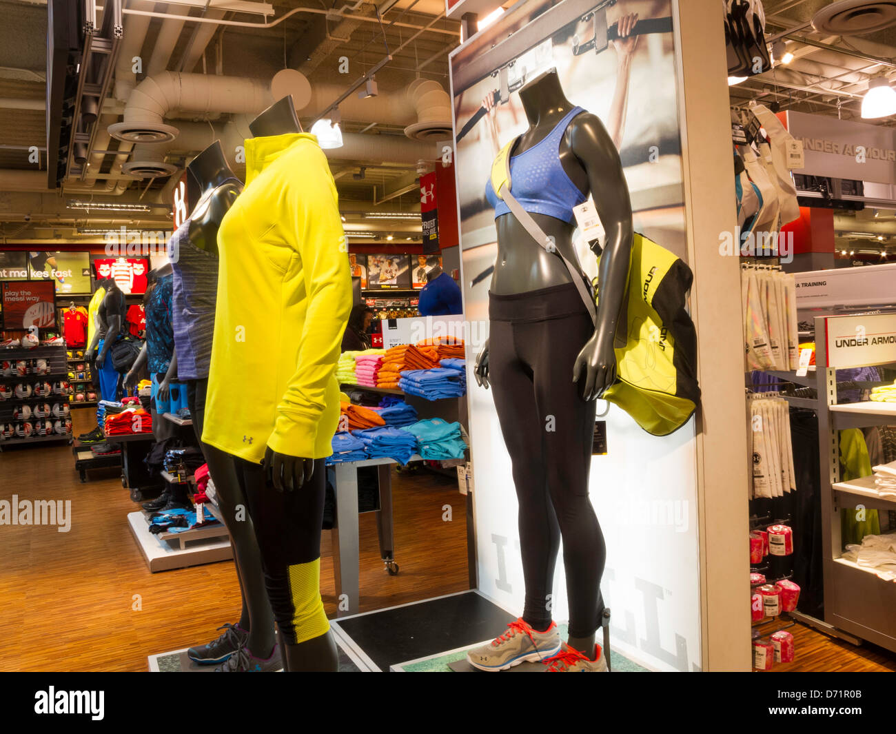 Damen Running Bekleidung Display, Modell des Sporting Warenspeicher Interieur, NYC Stockfoto