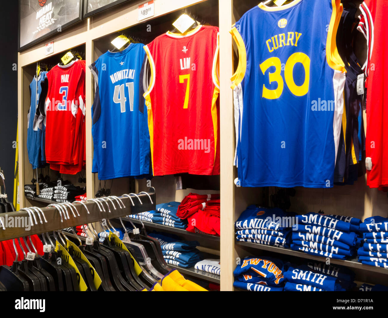 NBA-Trikots, Modell ist Sporting Warenspeicher Interieur, NYC Stockfoto