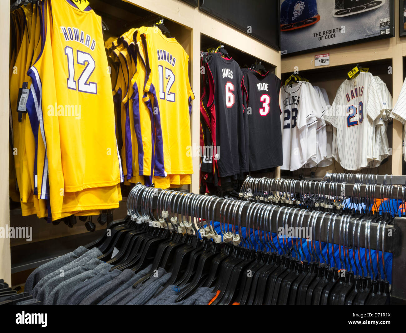NBA-Trikots, Modell ist Sporting Warenspeicher Interieur, NYC Stockfoto