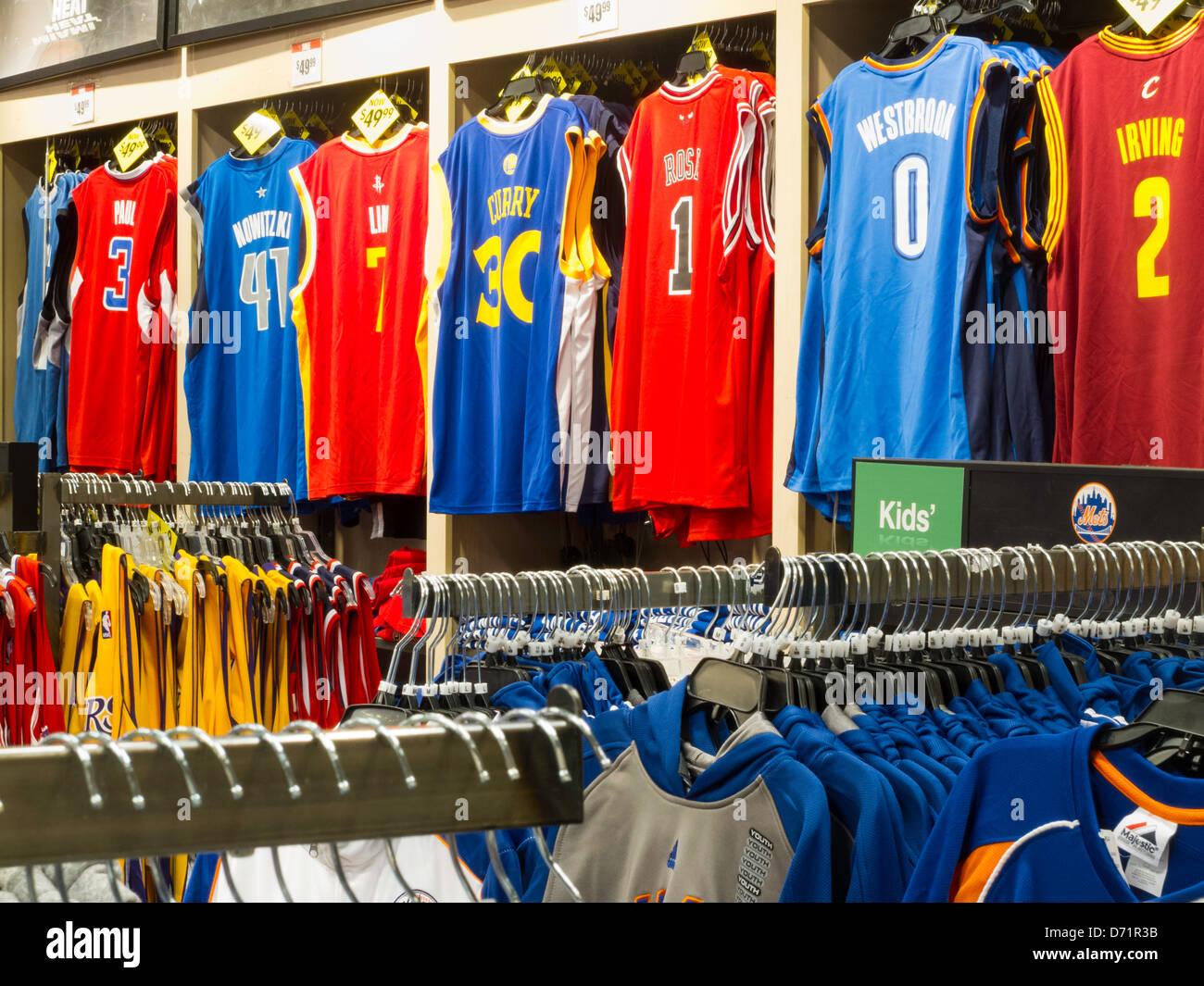 NBA-Trikots, Modell ist Sporting Warenspeicher Interieur, NYC Stockfoto