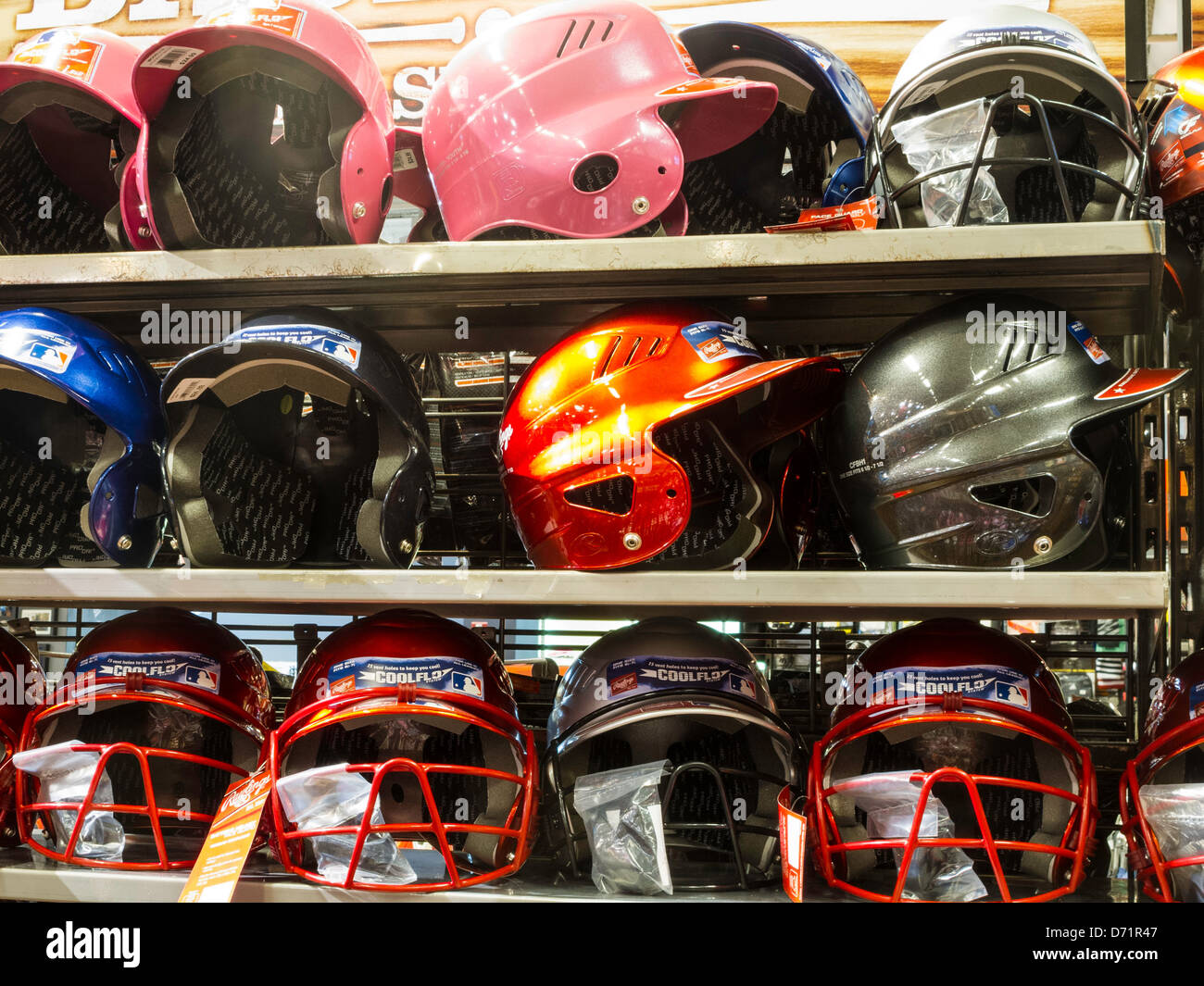 Des jungen und des Mädchens mit der Wimper Helme, Modell des Sporting Warenspeicher Interieur, NYC Stockfoto