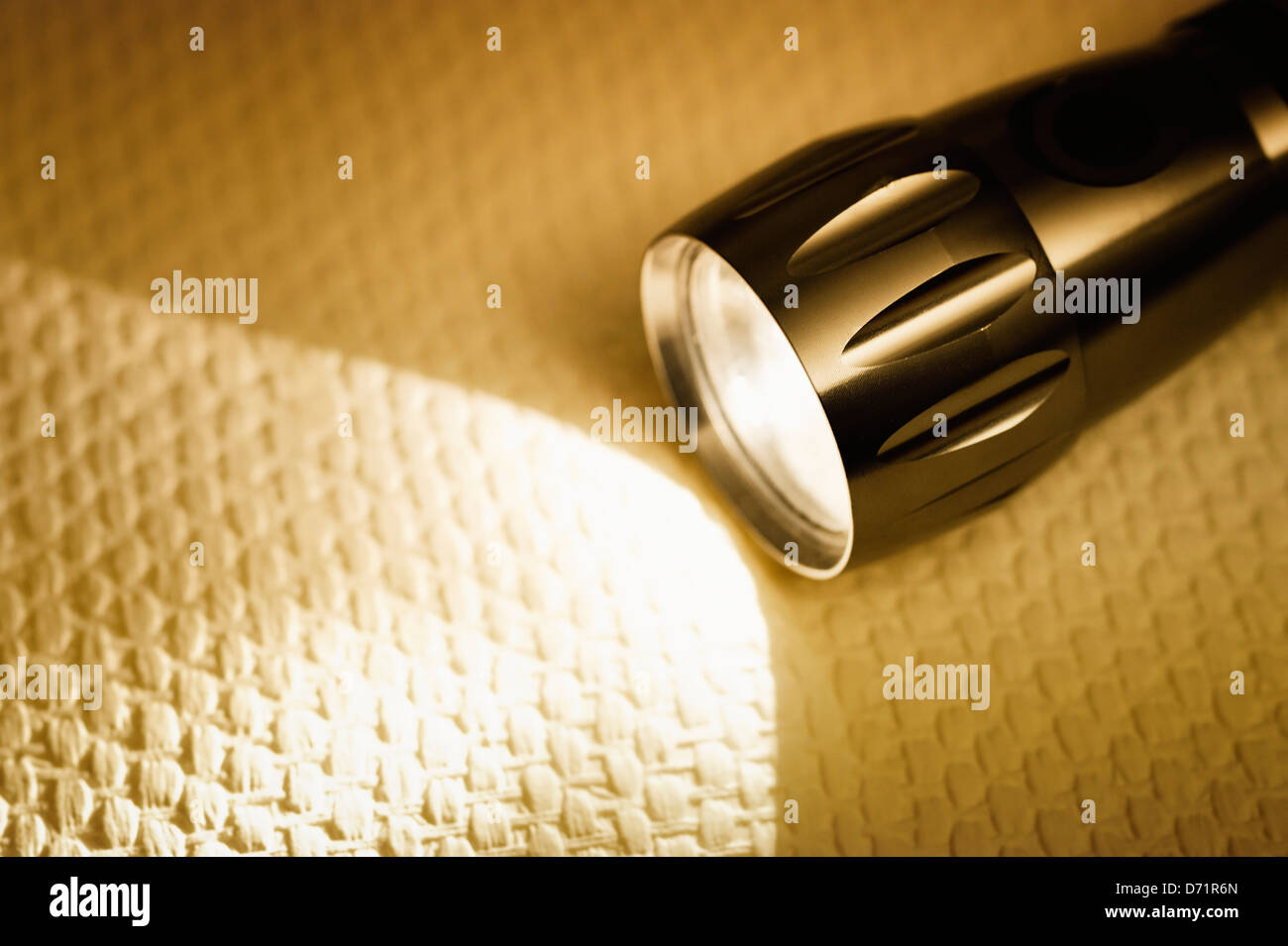 Taschenlampe mit Lichtkegel, symbolische Foto Stream Ausfall, blackout  Stockfotografie - Alamy