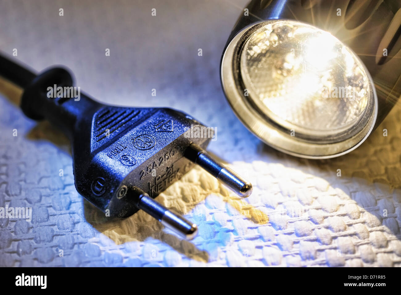 Taschenlampe und Stecker, symbolische Foto Stream Ausfall blackout Stockfoto