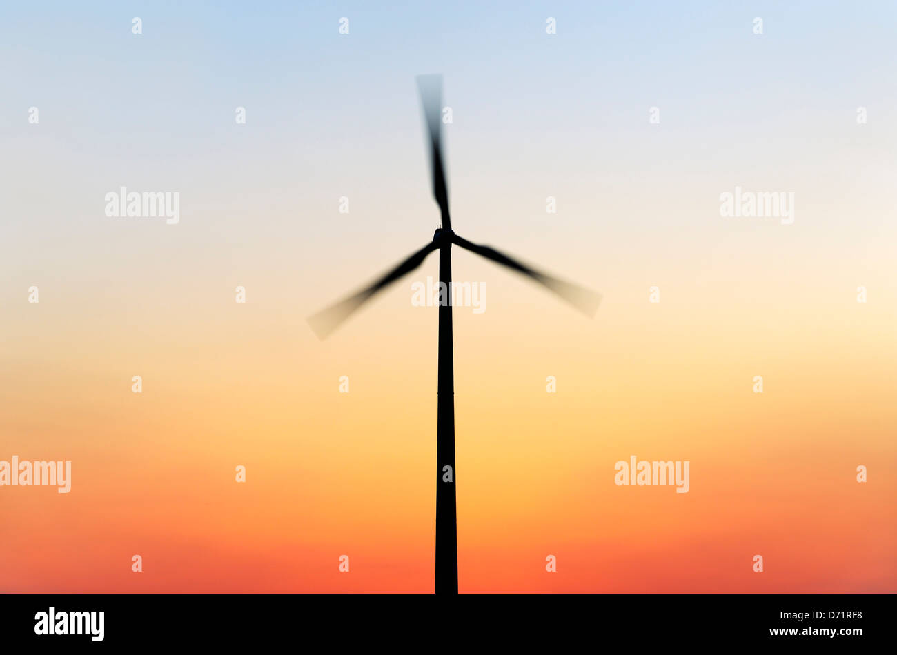 Windkraftanlage bei Sonnenuntergang in Hamburg, Deutschland, Europa Stockfoto