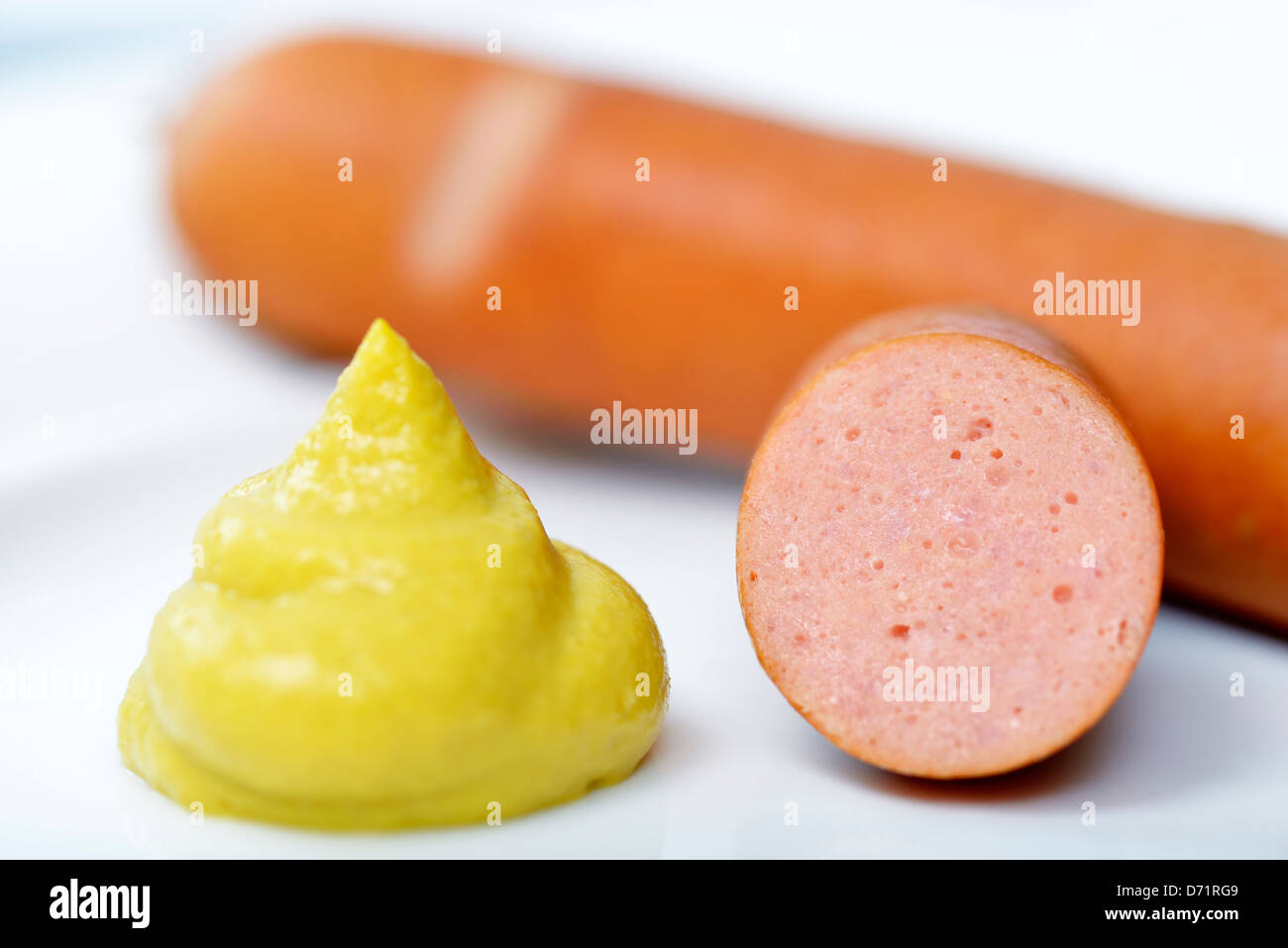 Wiener Würstchen und Senf Stockfoto
