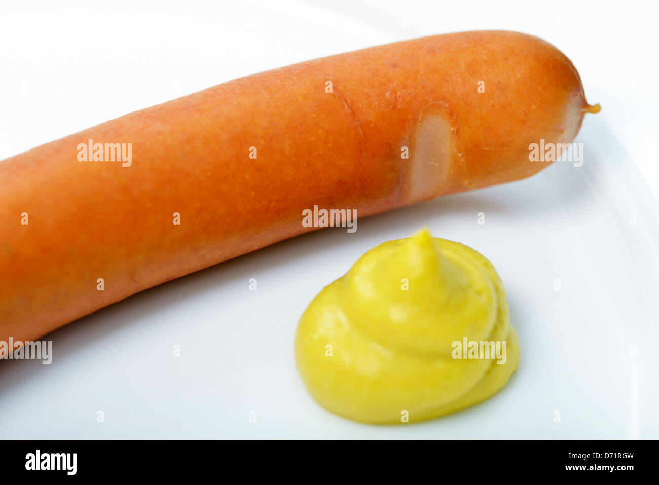 Wiener Würstchen und Senf Stockfoto