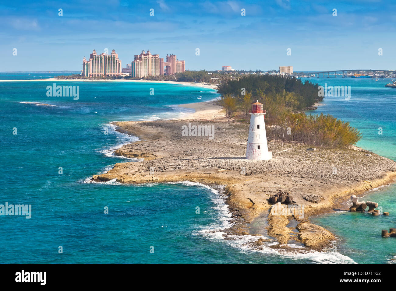 Blick auf Nassau, Bahamas - Kreuzfahrt-Terminal und Paradise Island Stockfoto