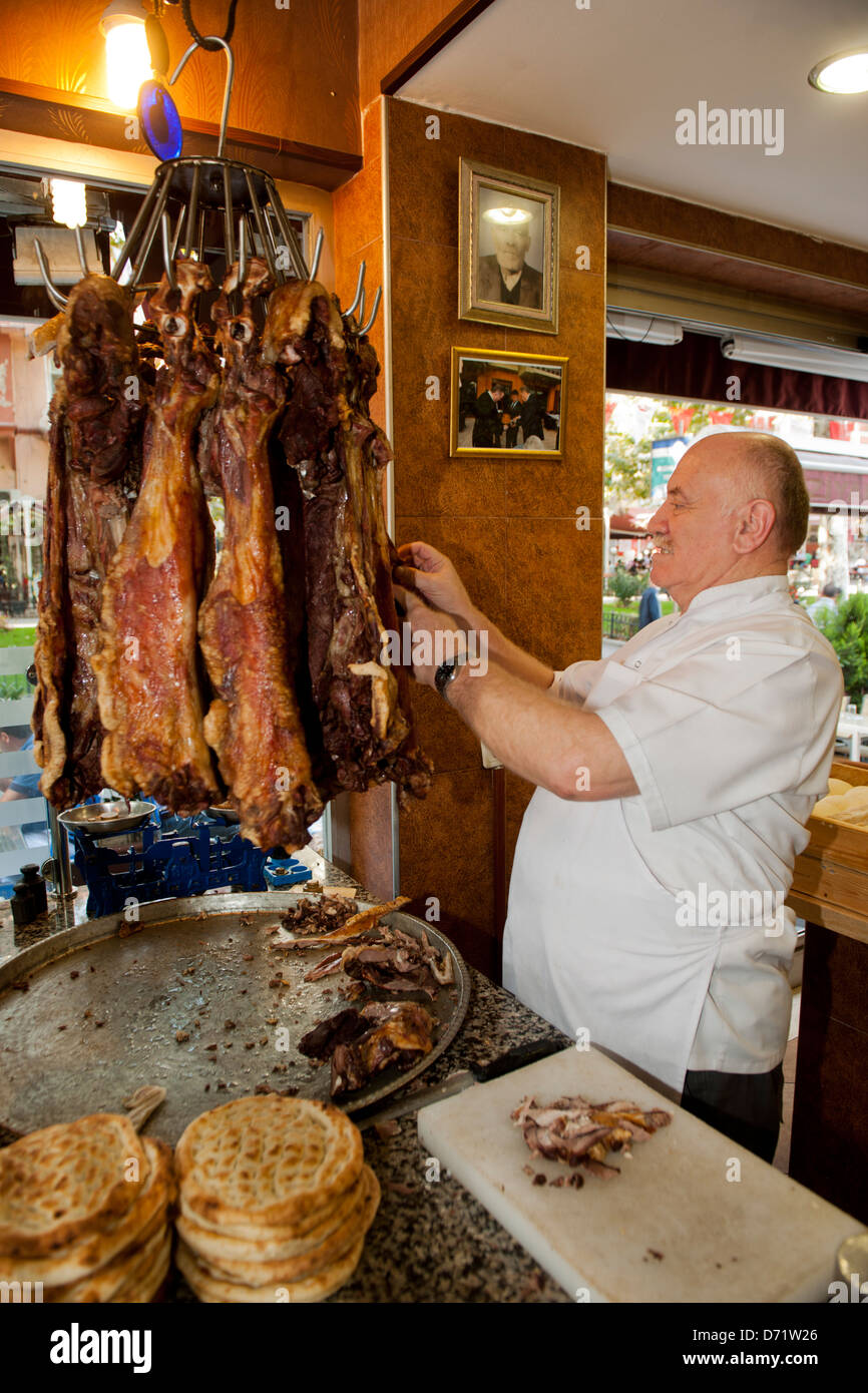 Ägypten, Istanbul, Kirkcesme, Fatih, Itfaiye Sokak (Kadinlar Pazari), Siirt Seref Restaurant Serviert Eine Lammspezialität aus Si Stockfoto