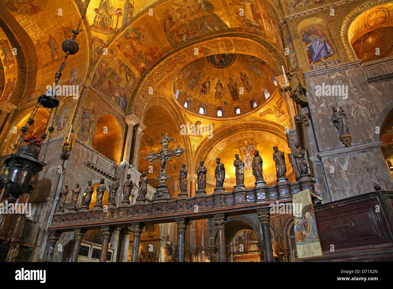 Innenansicht des Heiligen Markus des Basilika oder die Basilica di San Marco die Domkirche von Venedig, Norditalien. Stockfoto