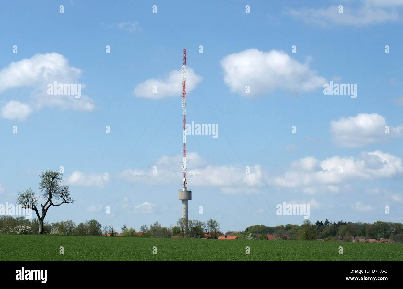 ein Funkturm in Süddeutschland im Sommer Stockfoto