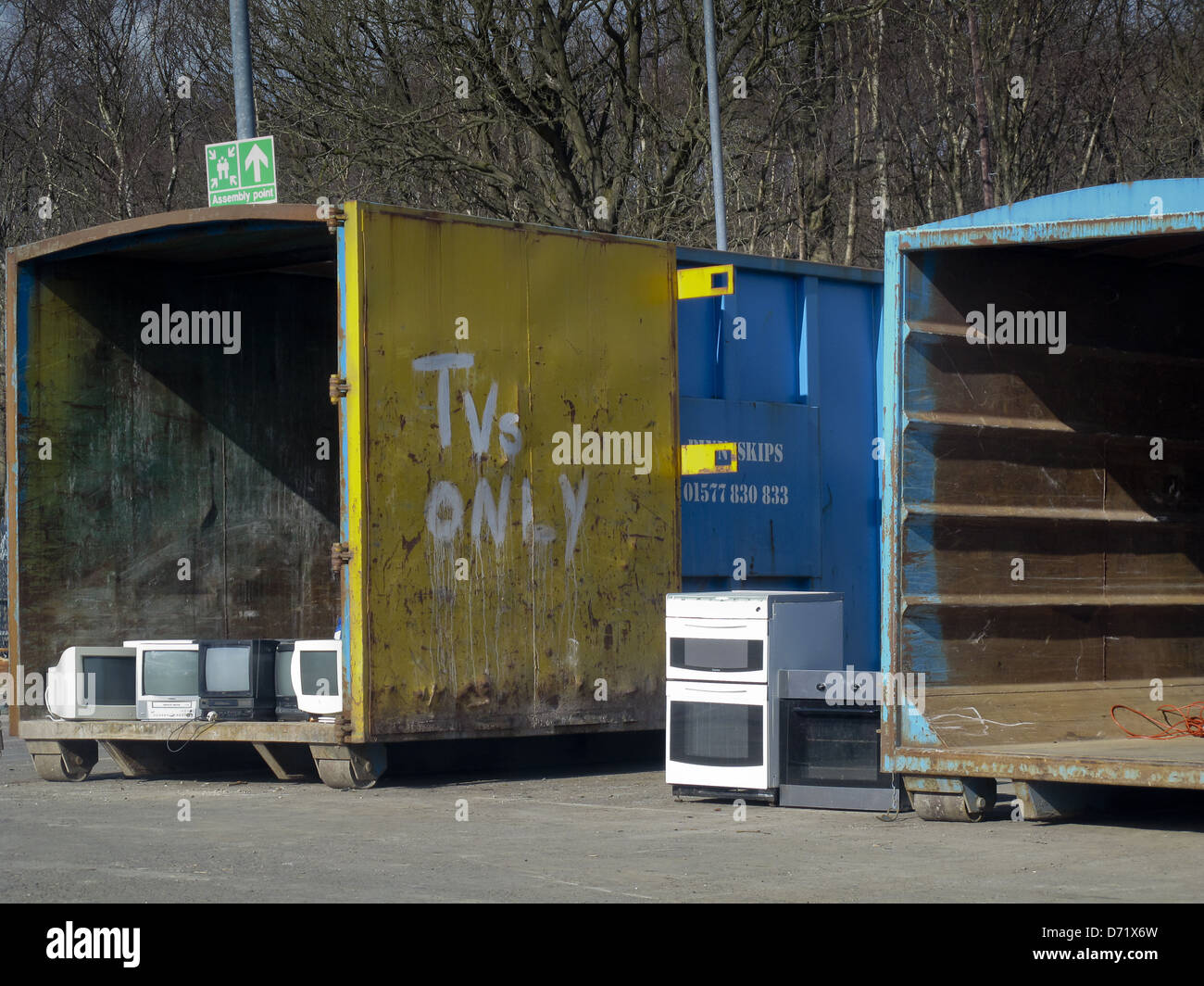 Container für den Empfang von Elektrogeräten und Fernseher für das recycling Stockfoto