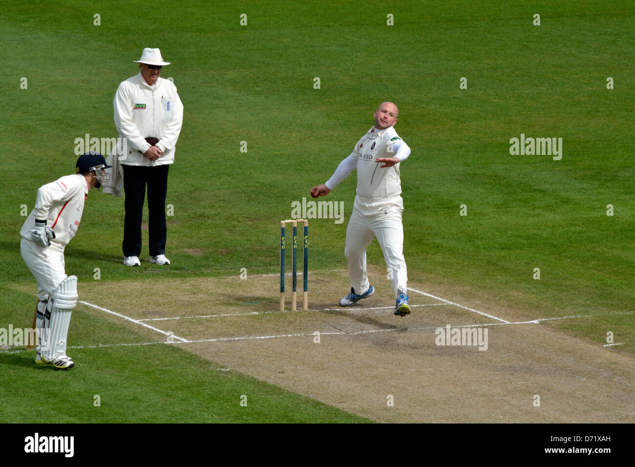 Emirate Old Trafford, Manchester, UK.  26. April 2013. Lancashire V Kent.  Darren Stevens (Kent) Schalen, wie Trevor Jesty (Schiedsrichter) und James Anderson (Lancashire) aussehen auf. Bildnachweis: John Fryer/Alamy Live-Nachrichten Stockfoto