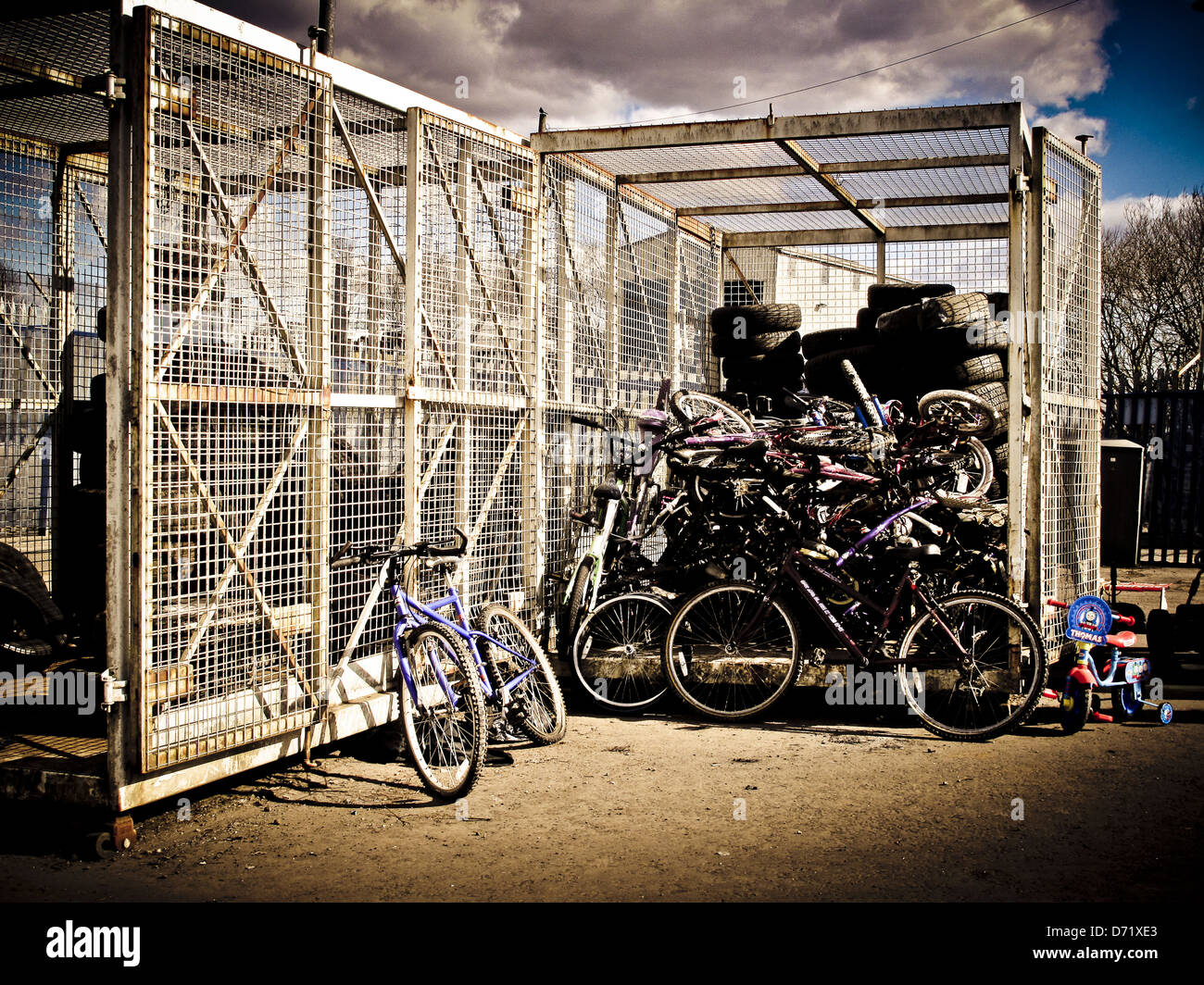 Käfig für das recycling Fahrräder auf städtische Müllkippe Stockfoto