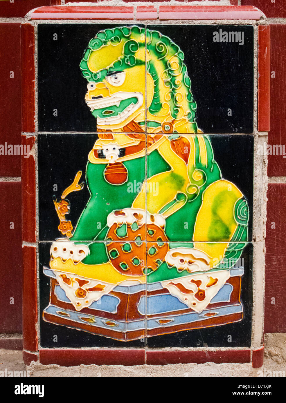 Chinesische Wächter Löwe dargestellt auf Fliesen in China Stockfoto