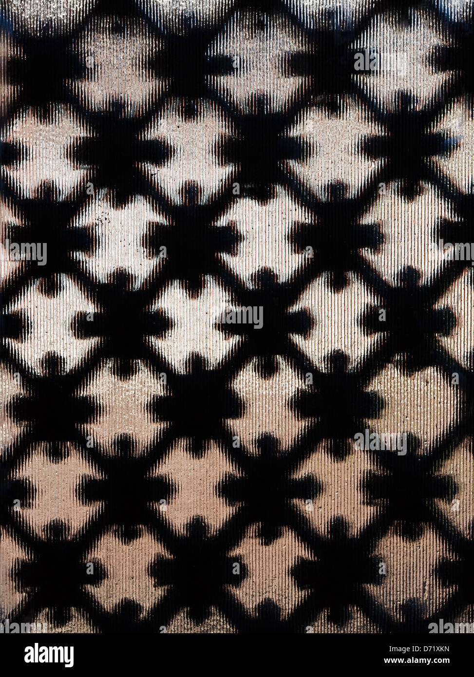 Diamant-Muster Schmiedearbeiten mit Dekorationen und geriffeltes Glas Stockfoto