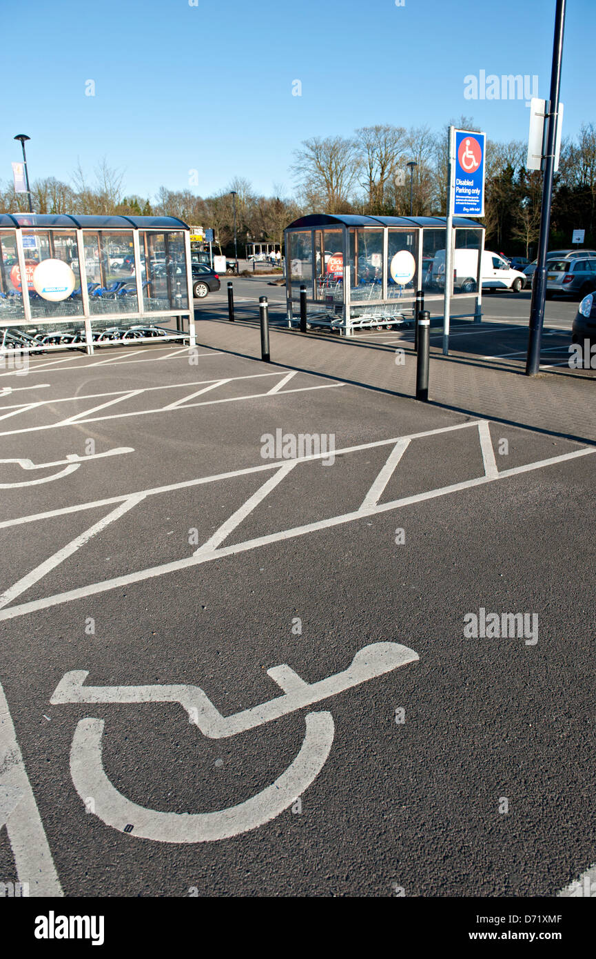 Behindertengerechte Parkplätze auf einem Supermarkt-Parkplatz Stockfoto
