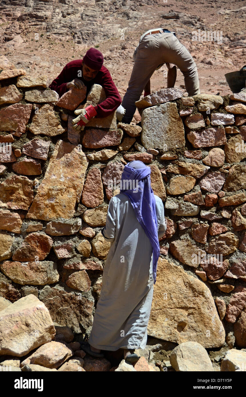 Bau eines Staudamms in Sinai, Ägypten mit dem Makhad Vertrauen Stockfoto
