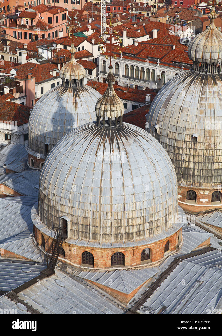 Luftaufnahme der Kuppeln über Saint Mark's Basilika oder die Basilica di San Marco in Venedig San Marco Square Stockfoto