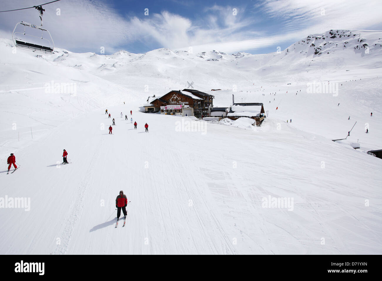 Les Chalets du Thorens mit Skifahrer in den Vordergrund & Hintergrund. Art-Foto aus einem Skiurlaub in den französischen Alpen zu reisen. Stockfoto