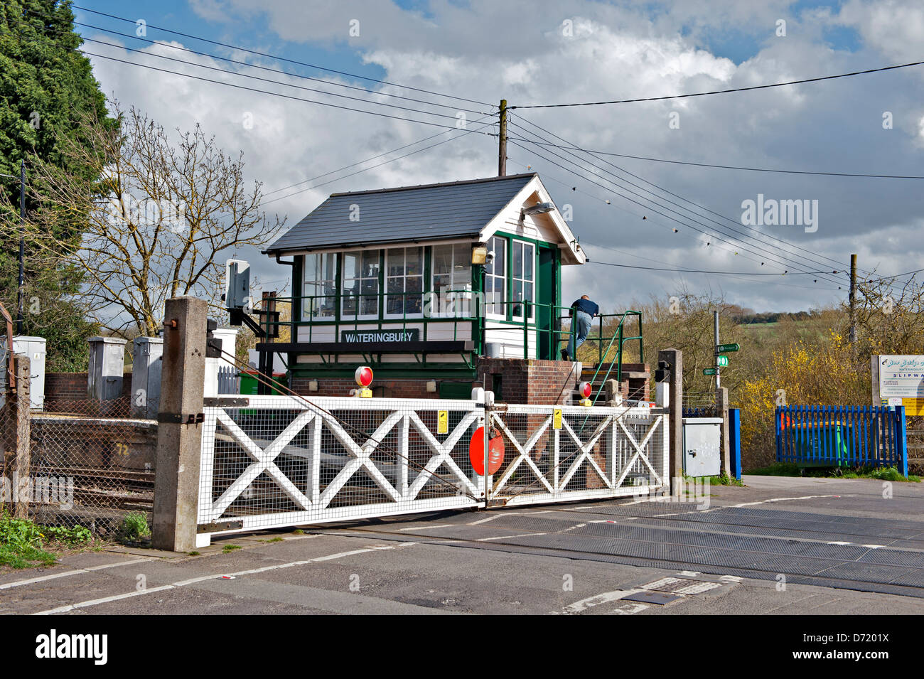 Schließe die Schranken am Wateringbury Signalbox, UK Stockfoto