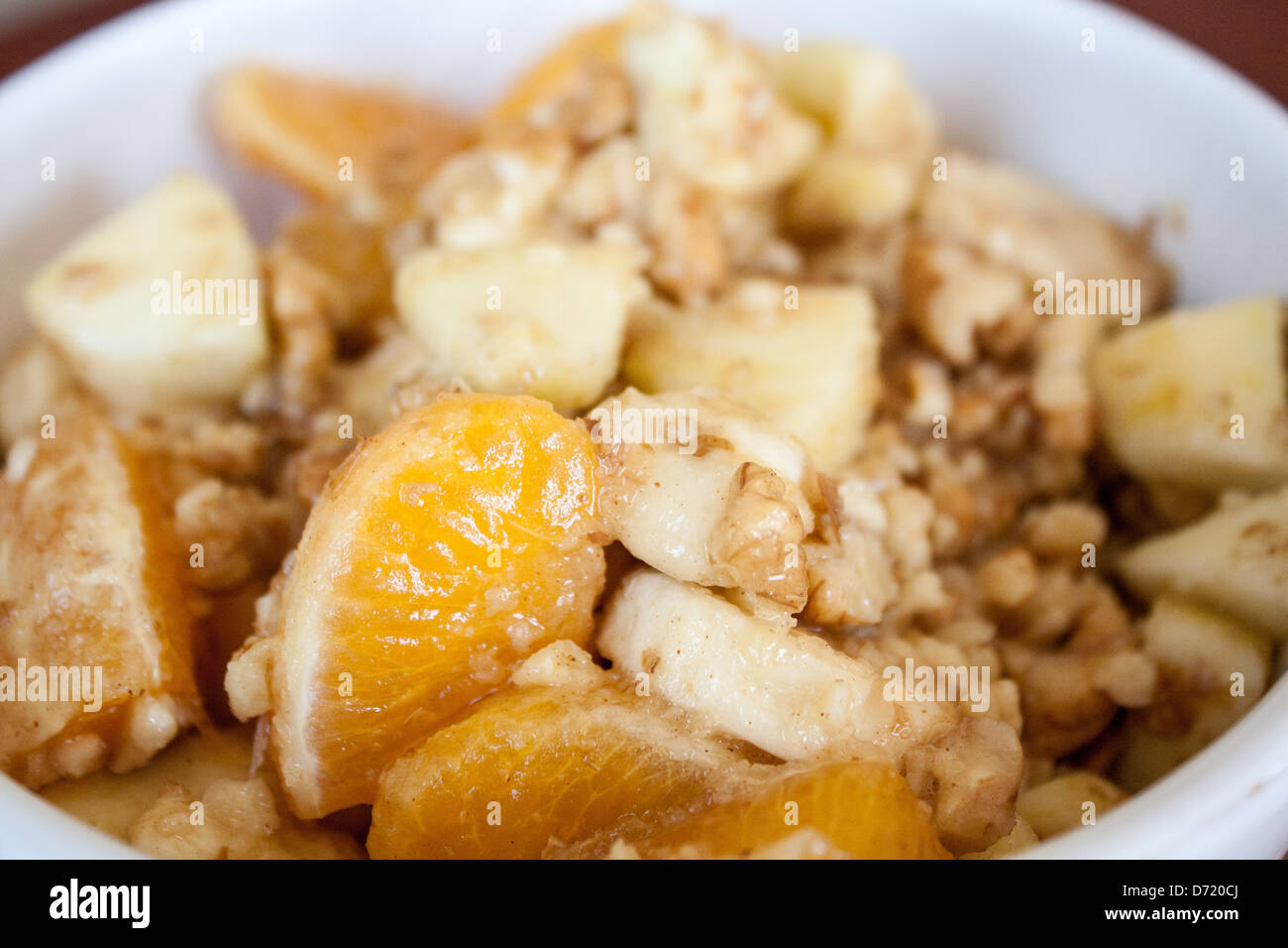 Gemischter Obstsalat mit Nüssen Stockfoto