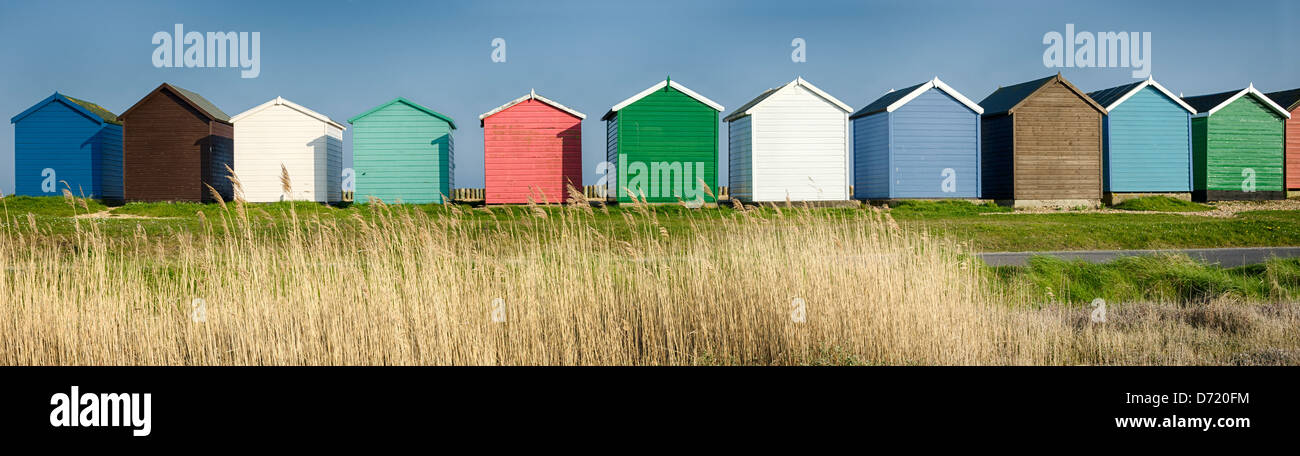 Eine Reihe von bunten Strandhäuschen an der Küste Calshot in Hampshire. Stockfoto