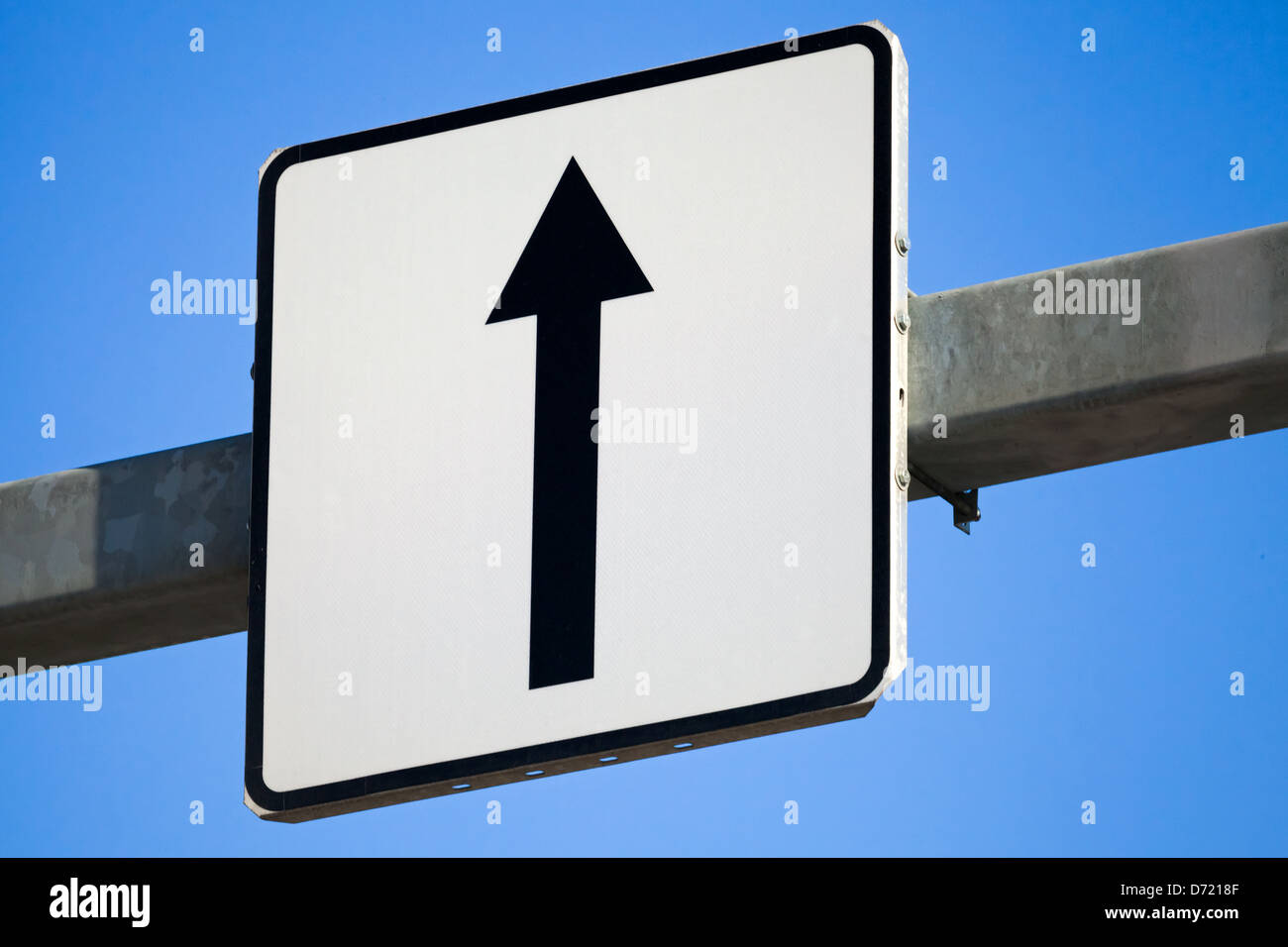 Gehen Sie gerade Verkehrszeichen mit schwarzer Pfeil auf weißem Quadrat Stockfoto